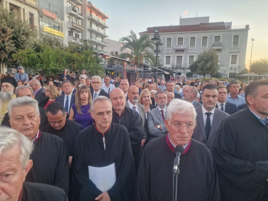 Πάτρα: Χιλιάδες στην λιτανεία για τον Αγιο Ανδρέα - Δεκάδες φωτό και βίντεο