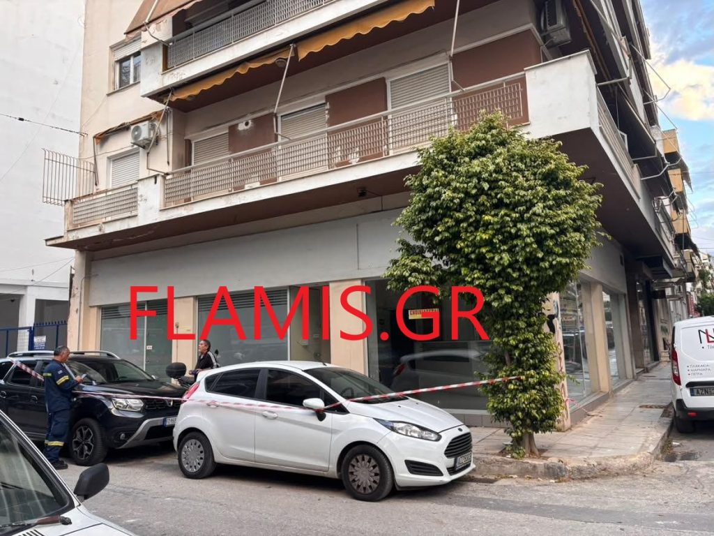 Πάτρα: Ζημιές σε αυτοκίνητα από πτώση σοβάδων! Επεσαν σε δύο δρόμους! Κλιμακοφόρο της Π.Υ. - φωτο