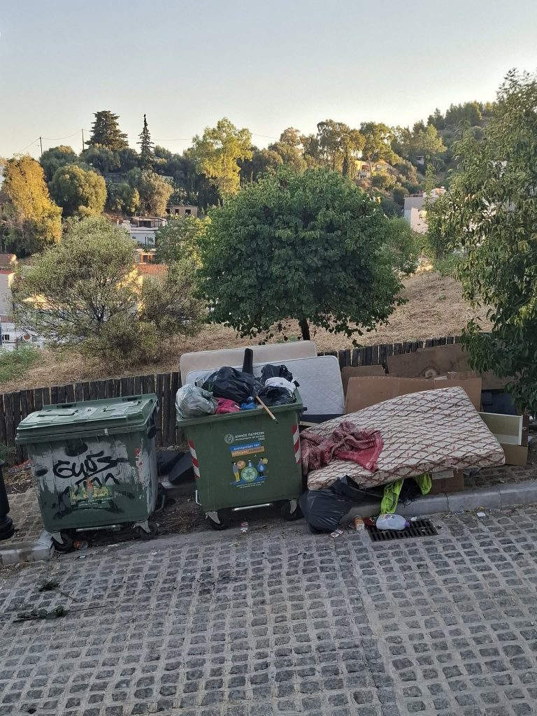 Πάτρα: 45 ημέρες σκουπίδια στην Αστιγγος - φωτο