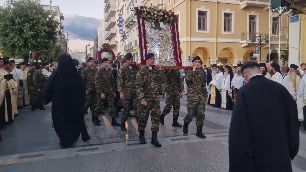 Πάτρα: Χιλιάδες στην λιτανεία για τον Αγιο Ανδρέα - Δεκάδες φωτό και βίντεο
