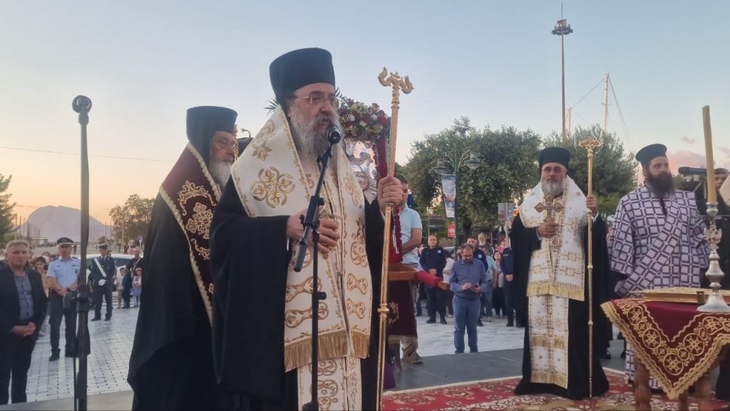 Πάτρα: Χιλιάδες στην λιτανεία για τον Αγιο Ανδρέα - Δεκάδες φωτό και βίντεο