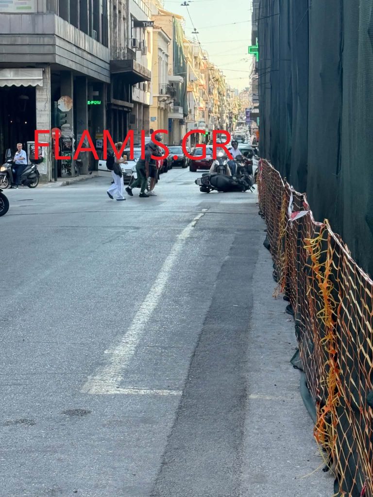 Πάτρα - ΤΩΡΑ: ΙΧ έπεσε πάνω σε μηχανάκι στη Γούναρη - φωτο
