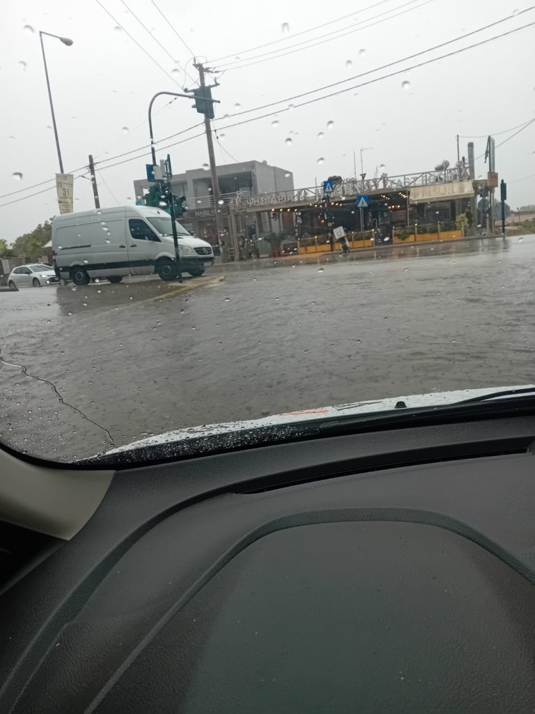 Πλημμύρες στα Δεμένικα - Αποκλείστηκαν κάτοικοι - φωτο και βιντεο