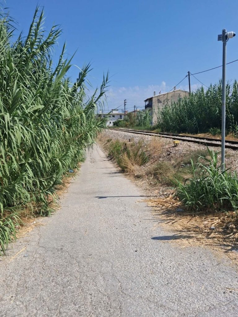 Πάτρα: Ο δρόμος της ντροπής… παράλληλα στις γραμμές του τρένου - φωτο