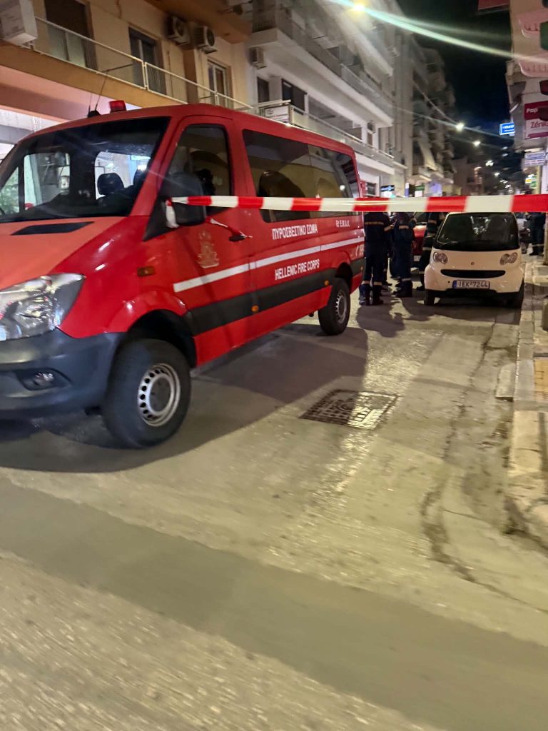 Πάτρα: Αργά το βράδυ ολοκληρώθηκε η επιχείρηση της ΕΜΑΚ στην Κολοκοτρώνη! Πρόβλημα σε δύο φιάλες - φωτο