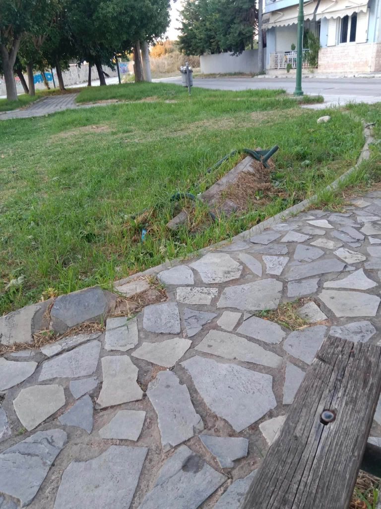 Πάτρα: Πλατεία με... χωμένα παγκάκια στο χώμα! φωτο