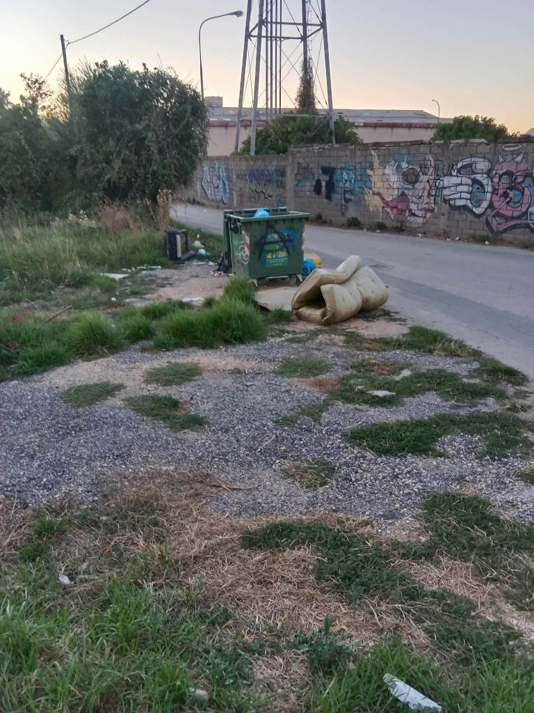 Πάτρα: Πλατεία με... χωμένα παγκάκια στο χώμα! φωτο