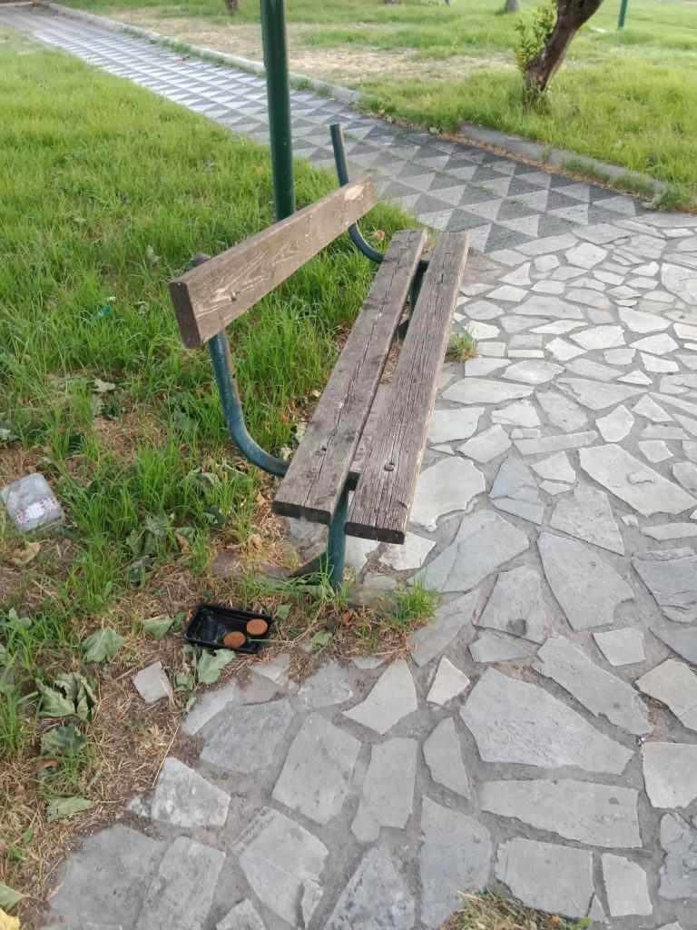 Πάτρα: Πλατεία με... χωμένα παγκάκια στο χώμα! φωτο
