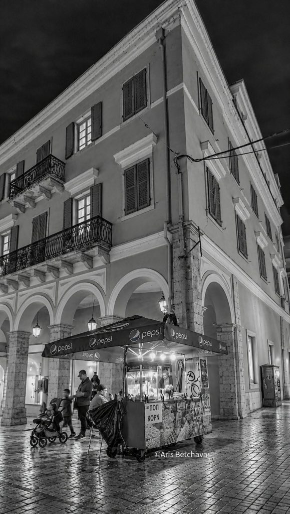 Αρης Μπετχαβάς: Ο Δαυίδ με το καλαμπόκι και ο Γολιάθ με τις κρεμάστρες