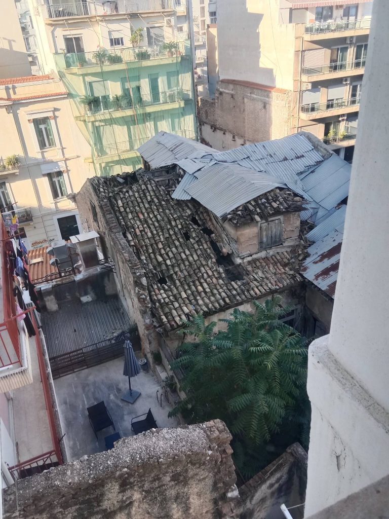 Πάτρα - Σοκαριστικό: Δείτε κτίριο που βρίσκεται στο κέντρο της πόλης! φωτο