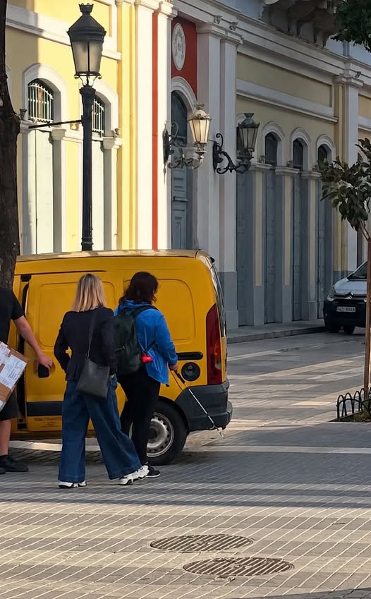 Πάτρα - Ντροπή: Πάρκαρε πάνω στην διάβαση τυφλών και δεν μπορούσαν να περάσουν Πάτρα - Ντροπή: Πάρκαρε πάνω στην διάβαση τυφλών και δεν μπορούσαν να περάσουν