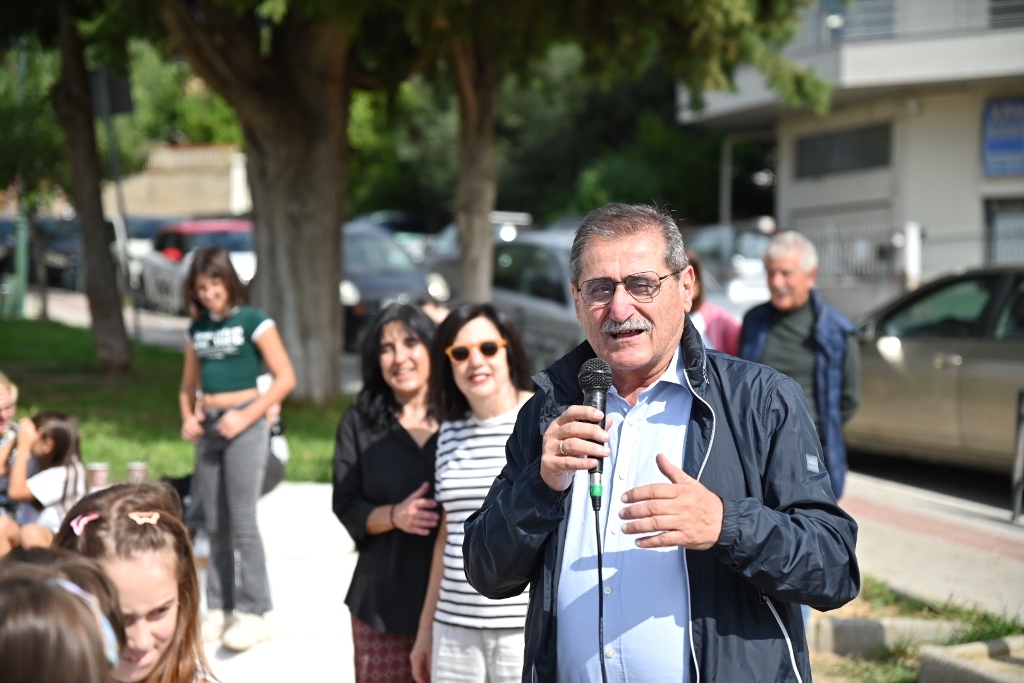 Πάτρα: η πλατεία Γηροκομειού γέμισε με σκυλάκια και γατάκια - φωτο