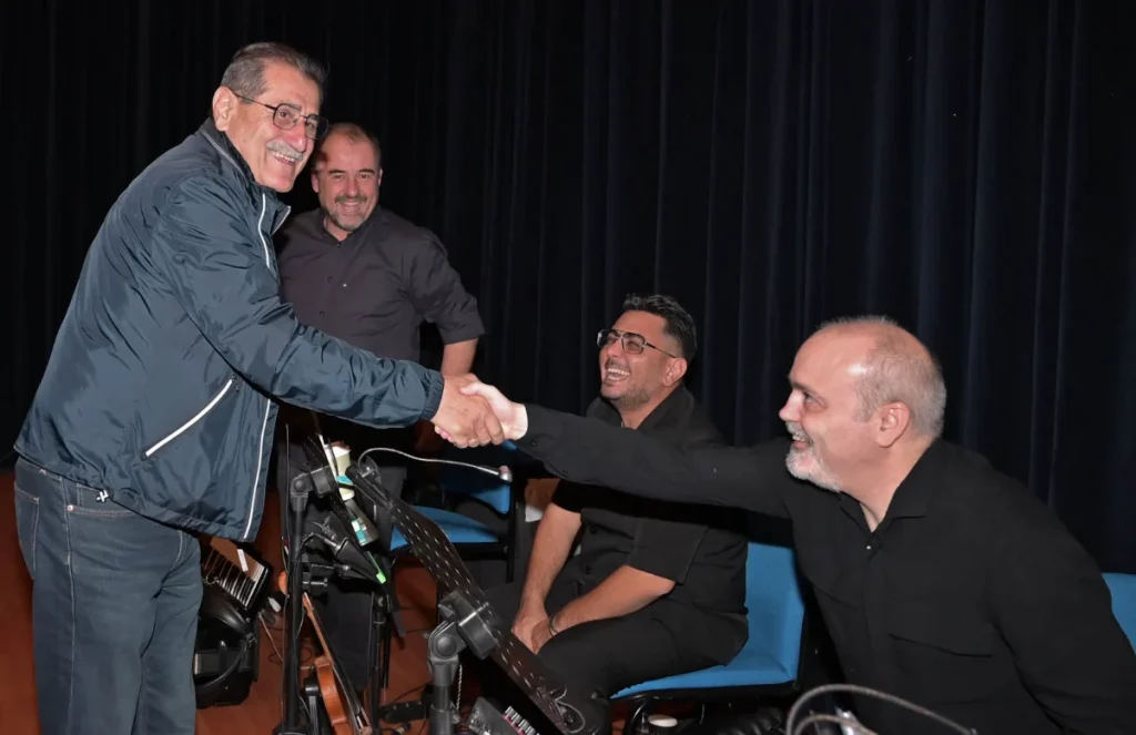 Πάτρα: «Τα κρίνα που δεν άνθισαν» έγιναν τροφή για σκέψη – Η έμφυλη βία μέσα από την λαϊκή μούσα (Φώτο)