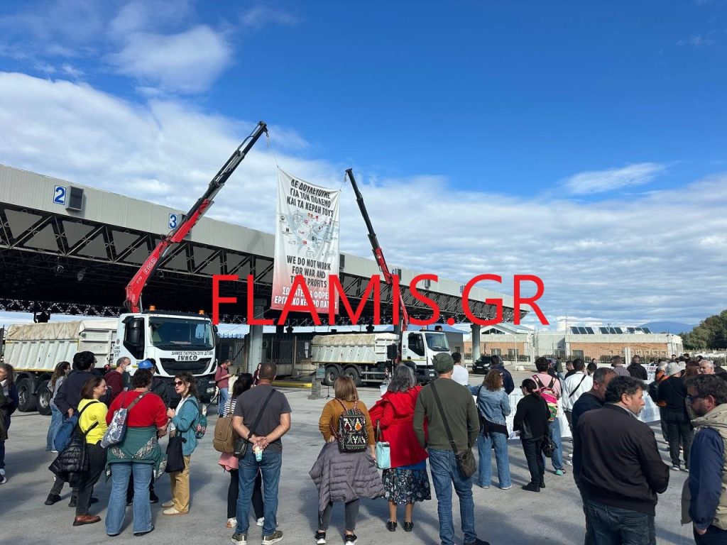 Απέκλεισαν το λιμάνι της Πάτρας! Γερανοί του Δήμου στο σημείο - φωτο