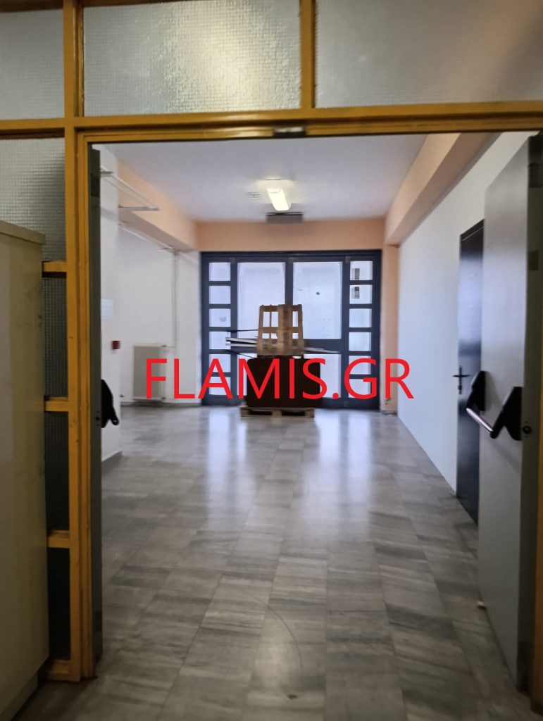 Eικόνες ντροπής σε ΕΠΑΛ της Πάτρας! Σπασμένα τζάμια, βιβλία στο πάτωμα, ζημιές και.... διάδρομοι ουρητήρια! φωτο