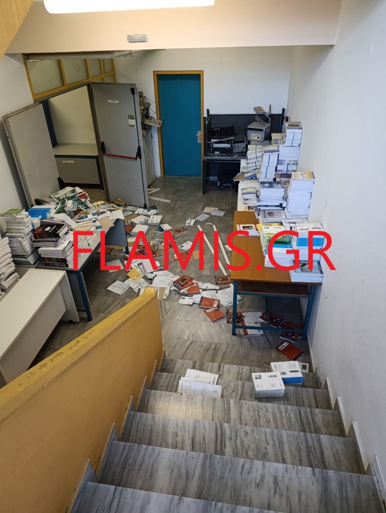 Eικόνες ντροπής σε ΕΠΑΛ της Πάτρας! Σπασμένα τζάμια, βιβλία στο πάτωμα, ζημιές και.... διάδρομοι ουρητήρια! φωτο Eικόνες ντροπής σε ΕΠΑΛ της Πάτρας! Σπασμένα τζάμια, βιβλία στο πάτωμα, ζημιές και.... διάδρομοι ουρητήρια! φωτο