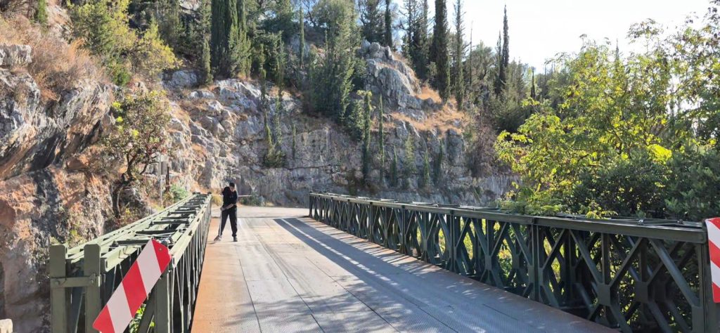 Το παιδί που είχε πέσει με το πατίνι σε άλογο σκούπιζε την γέφυρα! Όσο υπάρχουν παιδιά σαν τον Σταύρο Καππάτο, υπάρχει ελπίδα!