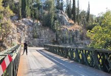Το παιδί που είχε πέσει με το πατίνι σε άλογο σκούπιζε την γέφυρα! Όσο υπάρχουν παιδιά σαν τον Σταύρο Καππάτο, υπάρχει ελπίδα!
