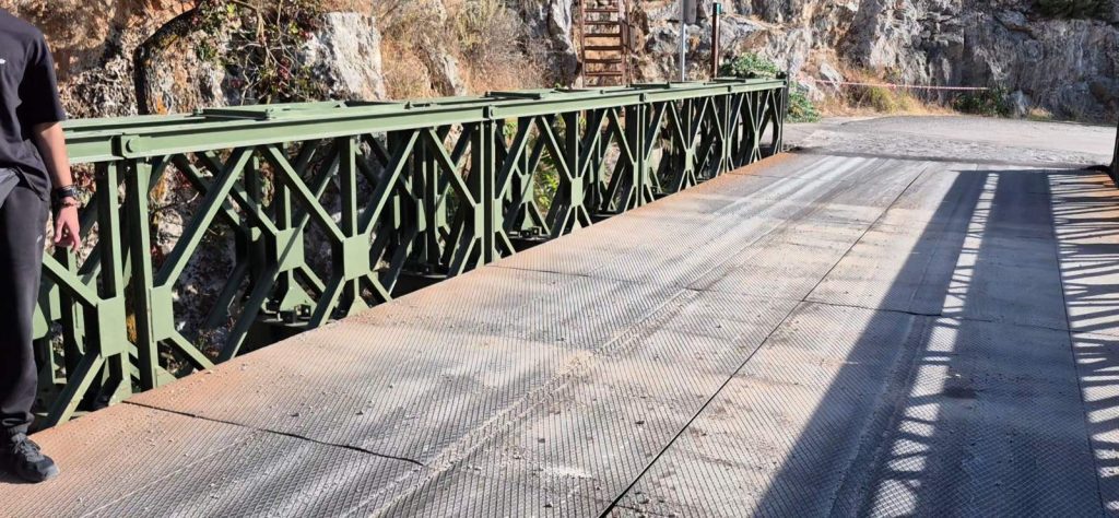 Το παιδί που είχε πέσει με το πατίνι σε άλογο σκούπιζε την γέφυρα! Όσο υπάρχουν παιδιά σαν τον Σταύρο Καππάτο, υπάρχει ελπίδα!