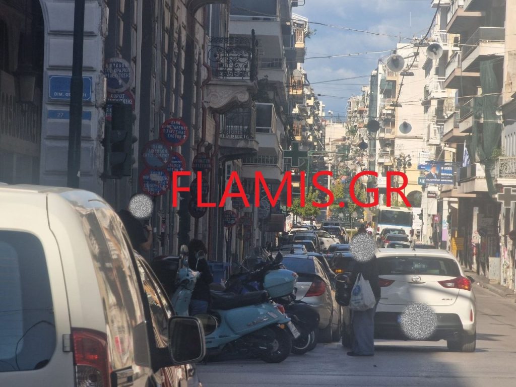 Πάτρα - ΤΩΡΑ: ΙΧ πήρε "σβάρνα" μηχανάκια στην Κορίνθου - φωτο