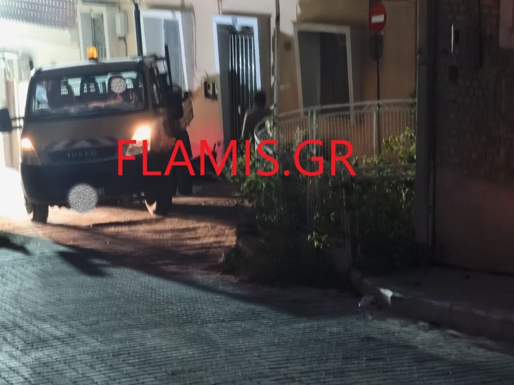 Πάτρα: Λύθηκε το χειρόφρενο από το φορτηγό και "καβάλησε" πεζοδρόμιο! Κινδύνευσε γυναίκα! Επεσε και σε κολώνα - φωτο