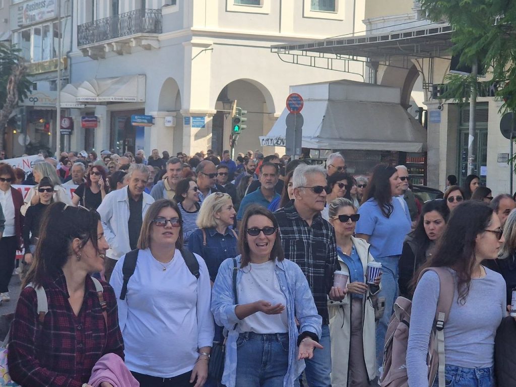 Πάτρα: Χιλιάδες στην πορεία! Ζητούν μέτρα για την ακρίβεια και την Παιδεία - φωτο και βιντεο