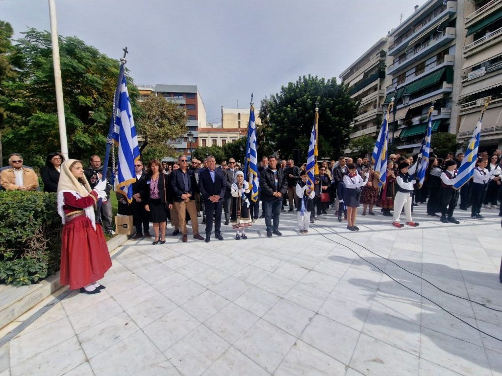 Στην ανακαινισμένη πλ. Όλγας η κατάθεση στεφάνων για το ΟΧΙ - ΦΩΤΟ Στην ανακαινισμένη πλ. Όλγας η κατάθεση στεφάνων για το ΟΧΙ - ΦΩΤΟ