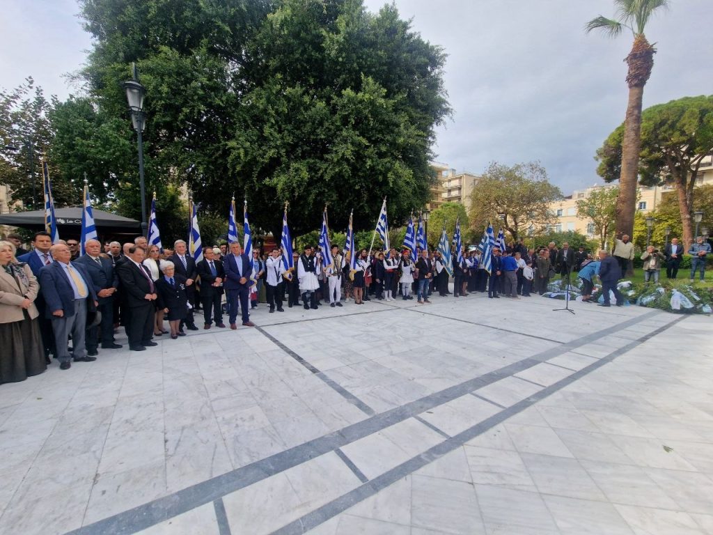 Στην ανακαινισμένη πλ. Όλγας η κατάθεση στεφάνων για το ΟΧΙ - ΦΩΤΟ Στην ανακαινισμένη πλ. Όλγας η κατάθεση στεφάνων για το ΟΧΙ - ΦΩΤΟ