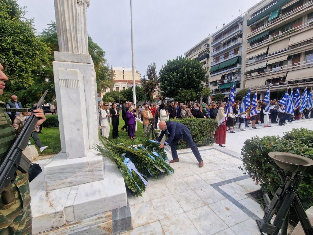 Στην ανακαινισμένη πλ. Όλγας η κατάθεση στεφάνων για το ΟΧΙ - ΦΩΤΟ Στην ανακαινισμένη πλ. Όλγας η κατάθεση στεφάνων για το ΟΧΙ - ΦΩΤΟ