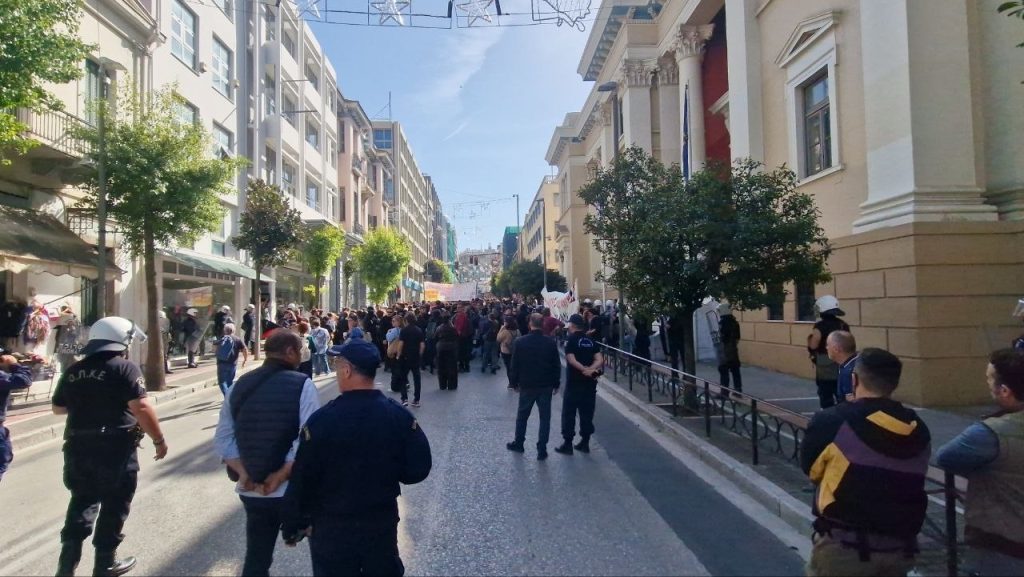 Πάτρα: Χιλιάδες στην πορεία! Ζητούν μέτρα για την ακρίβεια και την Παιδεία - φωτο και βιντεο