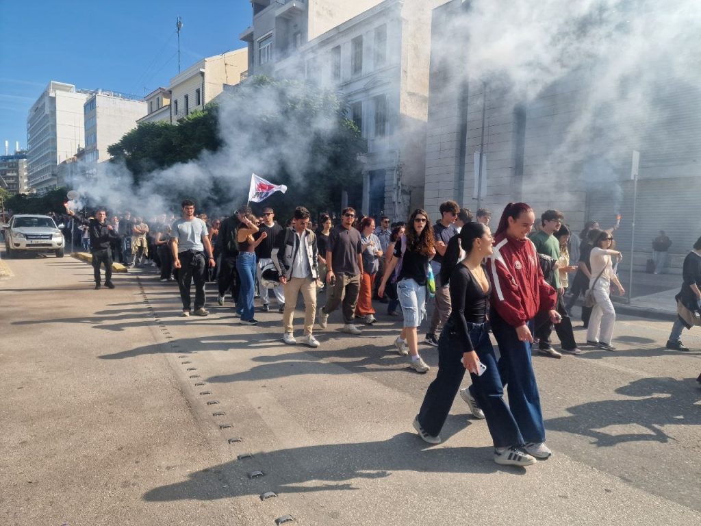 Πάτρα: Χιλιάδες στην πορεία! Ζητούν μέτρα για την ακρίβεια και την Παιδεία - φωτο και βιντεο