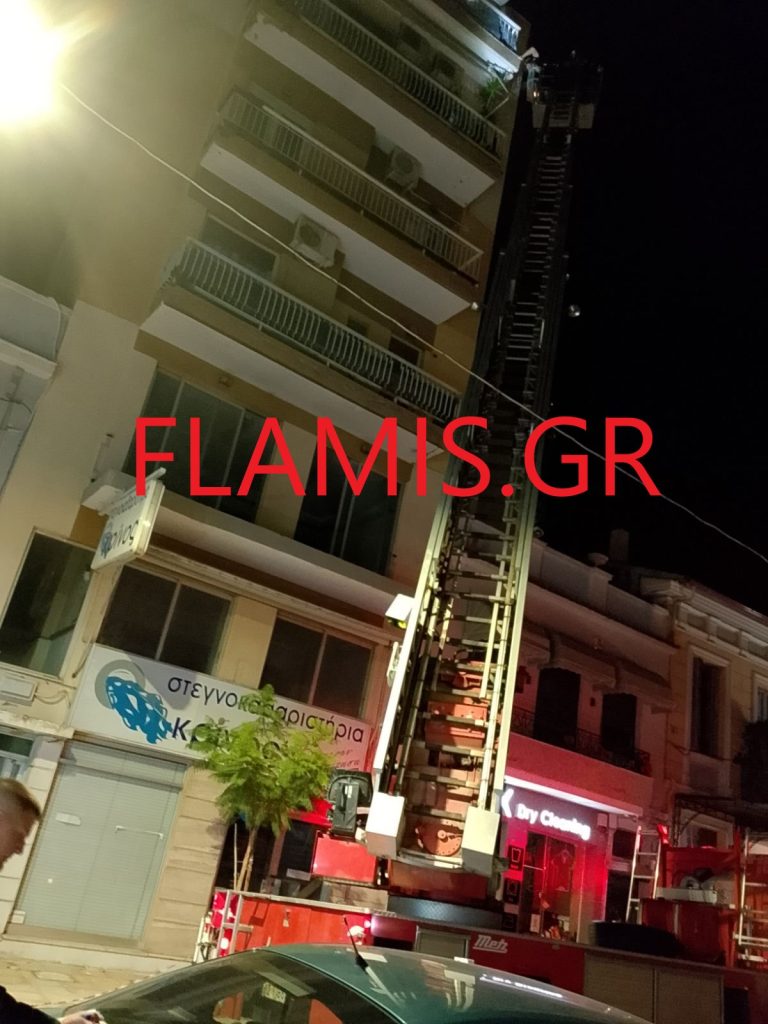 Πάτρα: Ζημιές σε αυτοκίνητα από πτώση σοβάδων! Επεσαν σε δύο δρόμους! Κλιμακοφόρο της Π.Υ. - φωτο