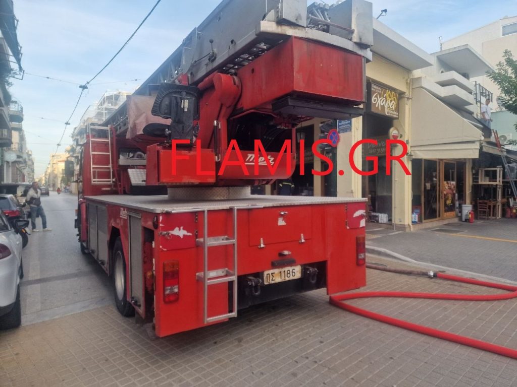 Πάτρα - ΤΩΡΑ: Φωτιά σε ψησταριά της Τριών Ναυάρχων - Βιντεο από τα πρώτα λεπτά