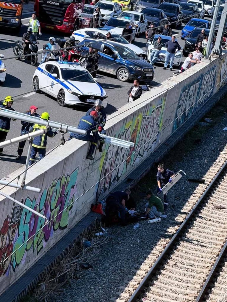 Πώς έγινε το τροχαίο στην Αττική Οδό: Οδηγός φορτηγού εκσφενδονίστηκε στις γραμμές του Προαστιακού