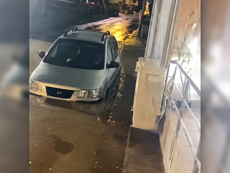 Πάτρα: Πλημμύρισαν Εθνική και Ακτή Δυμαίων! Μέχρι και ΙΧ εγκλωβίστηκε στα νερά - βιντεο Πάτρα: Πλημμύρισαν Εθνική και Ακτή Δυμαίων! Μέχρι και ΙΧ εγκλωβίστηκε στα νερά - βιντεο
